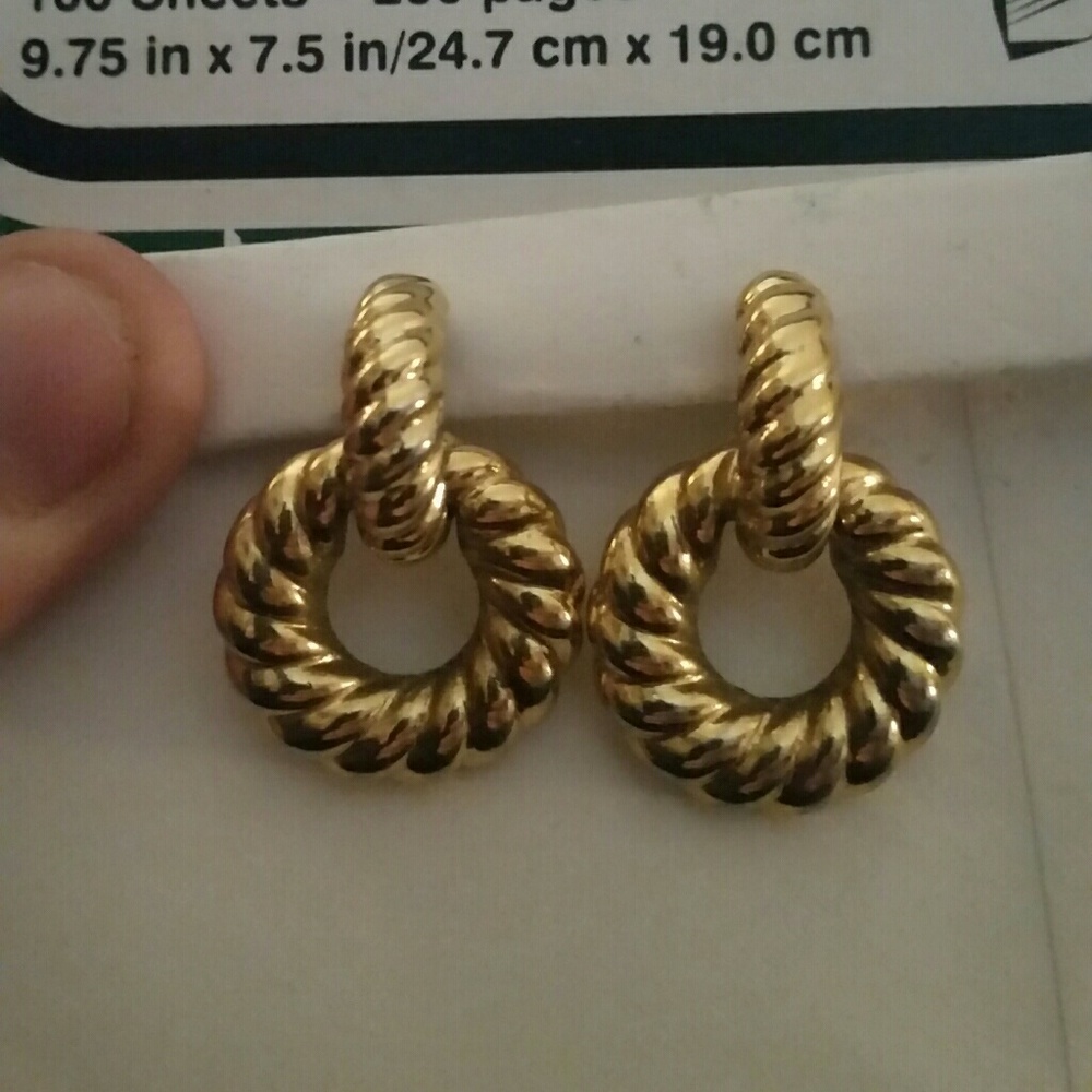 Vintage Avon Gold Hoop Design Clip On Earrings.
